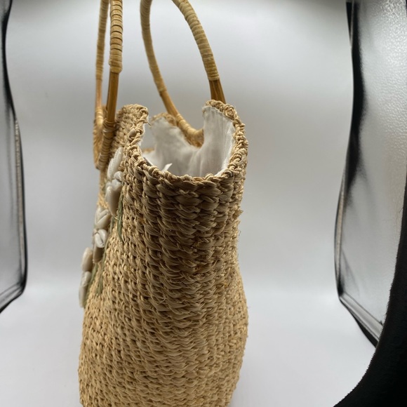 Real seashells straw tote for summer. Large cavity so perfect for the beach. - Picture 2 of 7